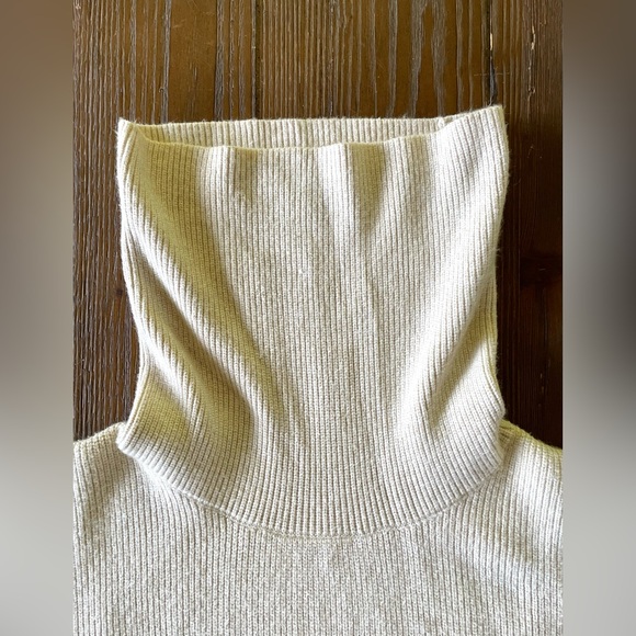 FREE PEOPLE OVERSIZED SWEATER. TAUPE. SIZE SMALL.COZY.FALL.WINTER. - Picture 4 of 9